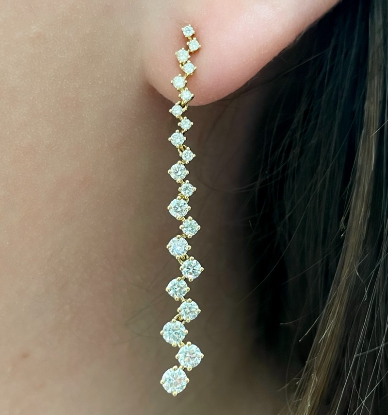 Modern dainty diamond drop earring perfect for a bridal look and a memorable accessory available at Damiani Jewellers. 
