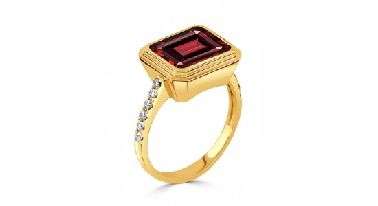 a yellow gold fashion ring featuring a deep red garnet center stone