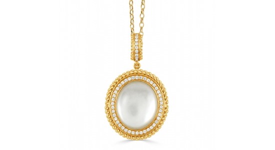 a mother of pearl, oval cut pendant necklace wrought in yellow gold